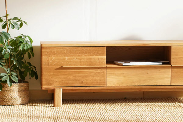 Dubový TV stolík Ritual od Ajnfach